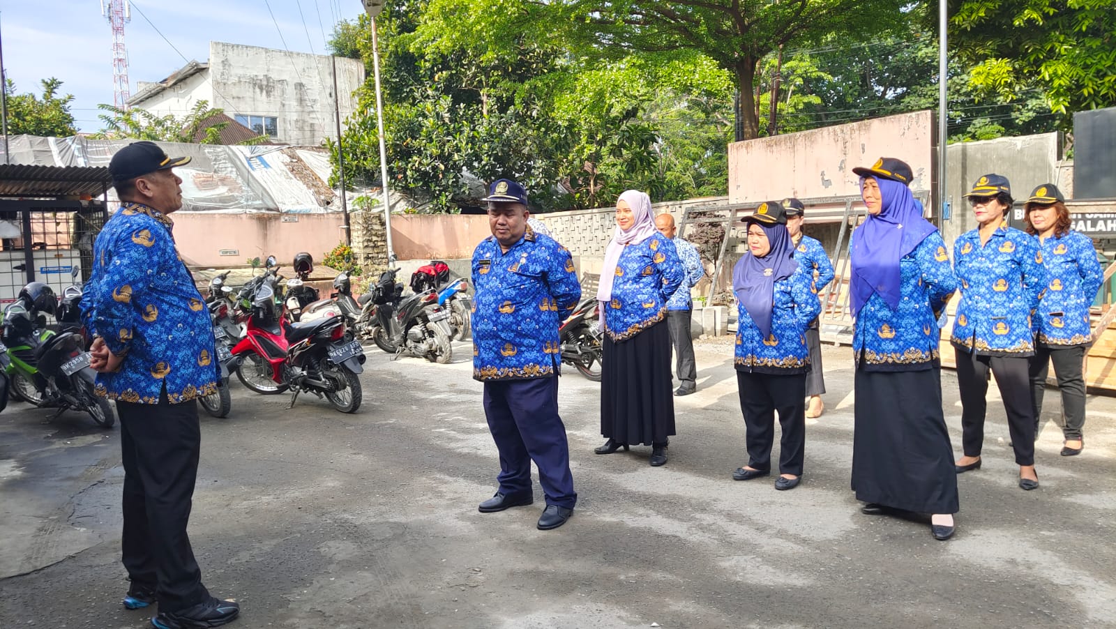 Apel pagi di Kantor Camat dan Kantor Kelurahan dengan menggunakan pakaian seragam Korpri (17/05)